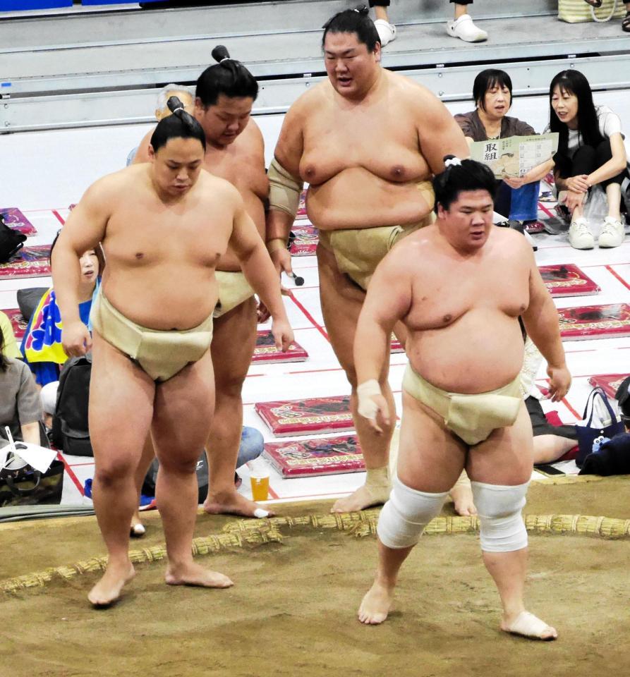 稽古中に並ぶ琴栄峰（左）と宇良