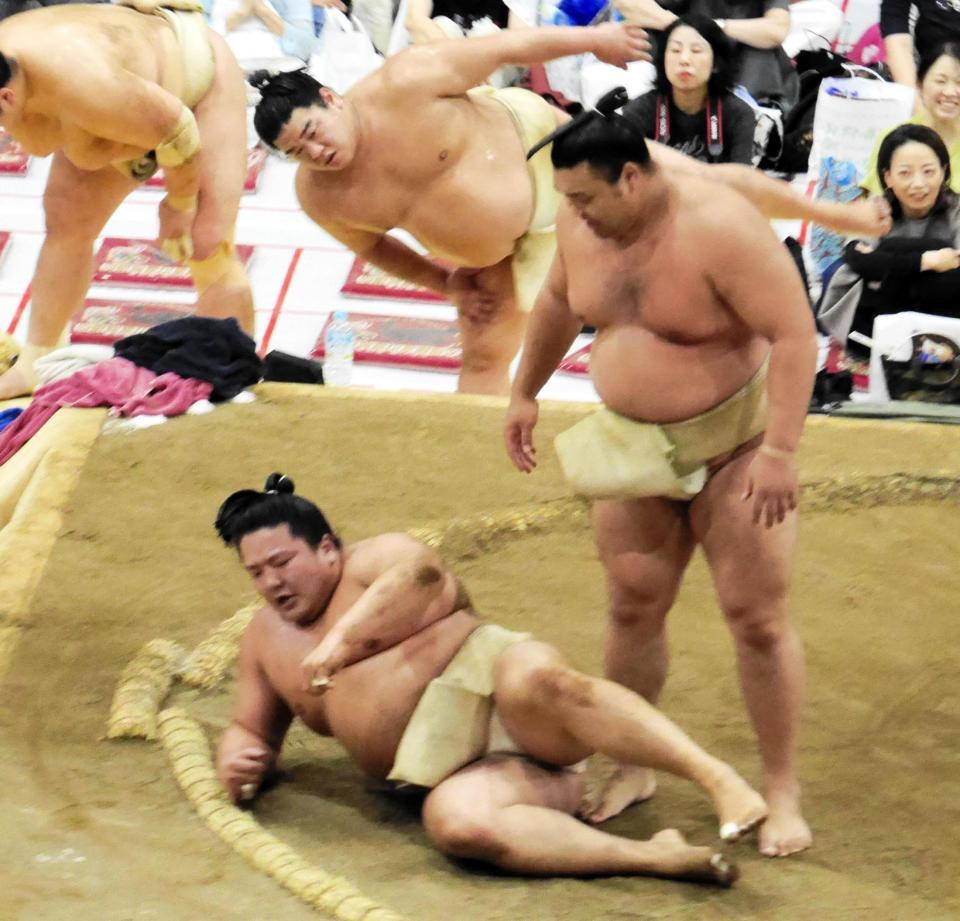 霧島に胸を出され、転がされる朝白龍