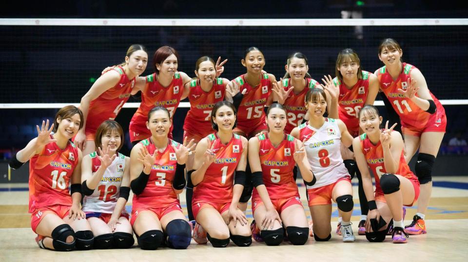 ３位となって笑顔でポーズをとる日本の選手たち＝天津（共同）