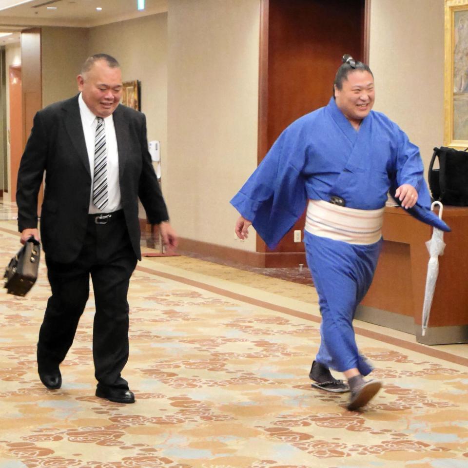 会場を歩く浦風親方と若隆景