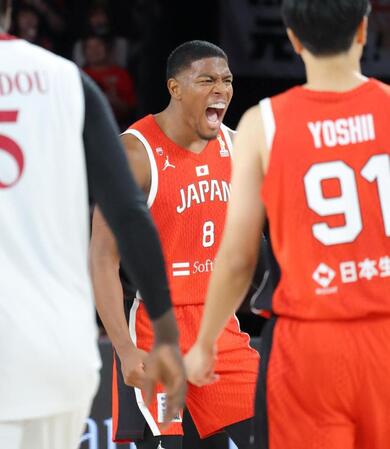 第１Ｑ、自らのパスから富永啓生が得点を決めほえる八村塁（撮影・吉澤敬太）