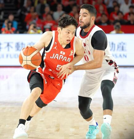 第３Ｑ、ドリブルで攻め込む河村勇輝（撮影・吉澤敬太）