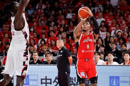 　日本-カタール　第２クオーター、３点シュートを決める八村。奥は桶谷監督＝トヨタアリーナ東京