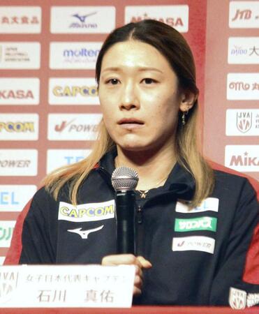 　バレーボール女子のアジア選手権から帰国し、記者会見する日本代表主将の石川