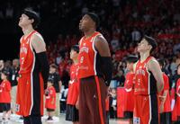 君が代を歌う（左から）渡辺雄太、八村塁、河村勇輝（撮影・吉澤敬太）