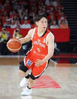 第１Ｑ、ドリブルする河村勇輝（撮影・吉澤敬太）