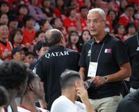 第３Ｑ、退場となり、水をまきながらコートをさるカタールの監督（撮影・吉澤敬太）