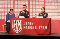アジア選手権から帰国したフェルハト・アクバシュ監督（中央）、主将・石川真佑（右）