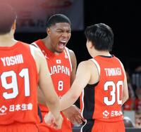 第１Ｑ、八村のパスを受けた富永啓生（右）が３ポイントを決め、ほえる八村塁（撮影・吉澤敬太）
