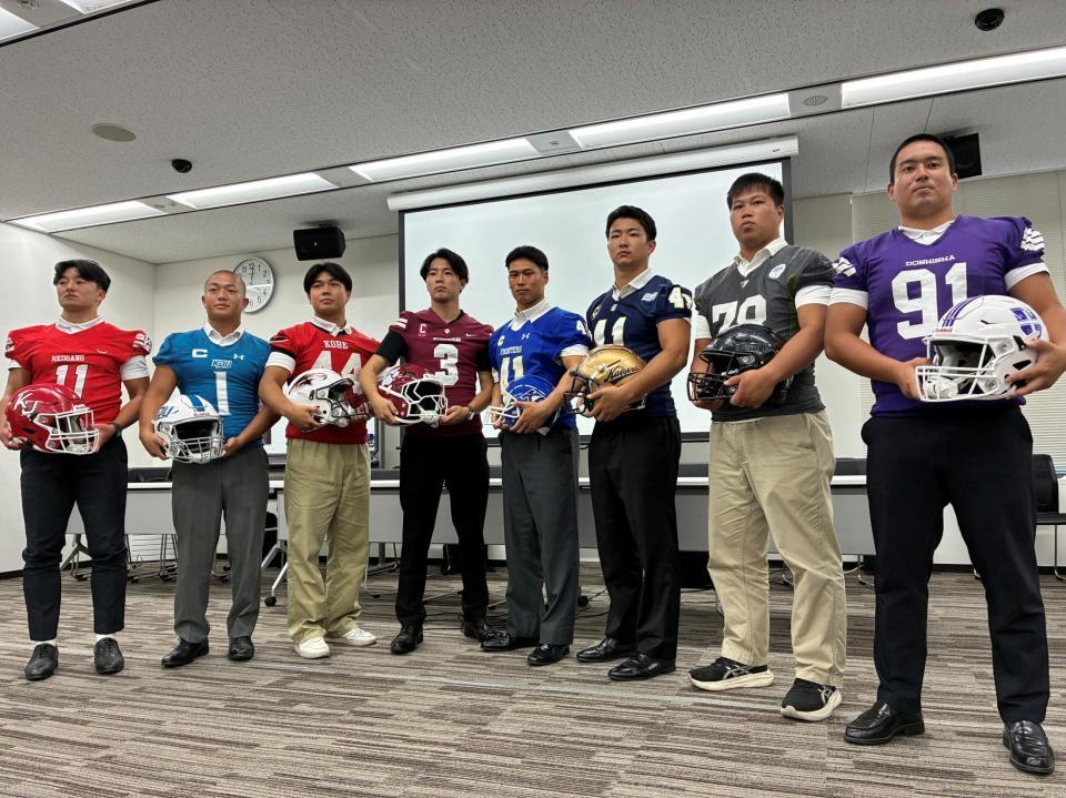 開幕を前に集結した（左から）甲南大・徳山諒成主将、近大・後藤駿虎主将、神戸大・仲谷建人主将、立命大・藤岡昂汰主将、関学大・倉田雅琉主将、関大・橋本幸樹主将、京大・吉川幹大副将、同大・馬込侑利主将