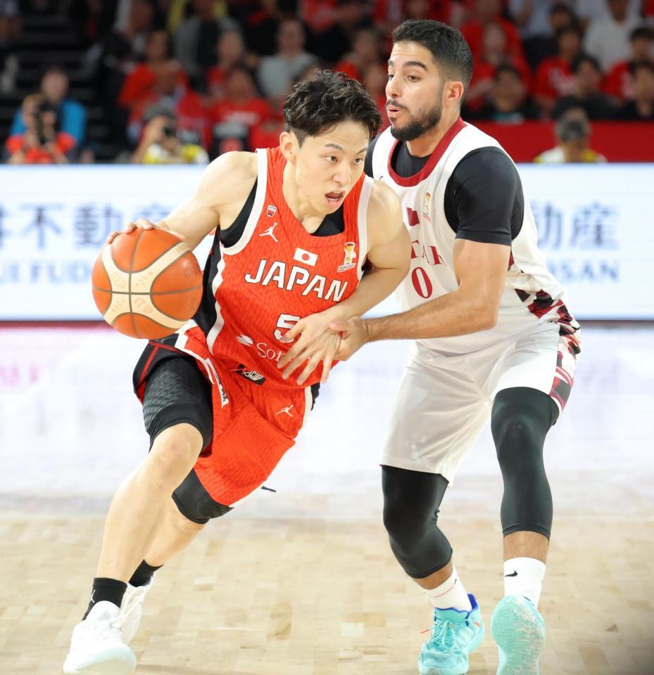 第３Ｑ、ドリブルで攻め込む河村勇輝（撮影・吉澤敬太）