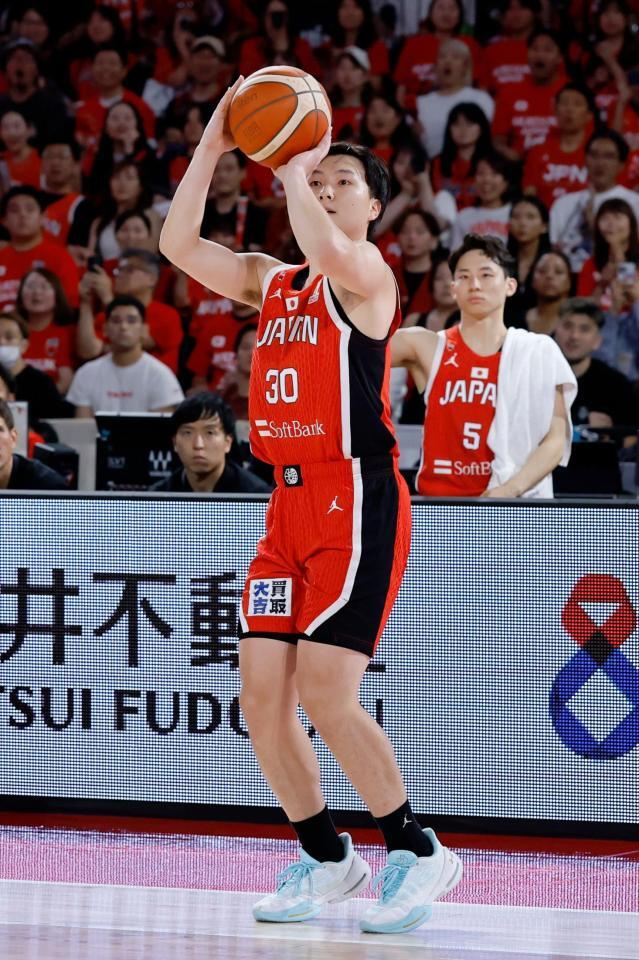 日本－カタール　第１クオーター、３点シュートを決める富永