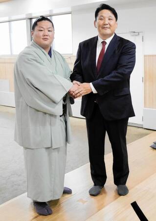 新入幕会見に臨む朝翠龍と高砂親方