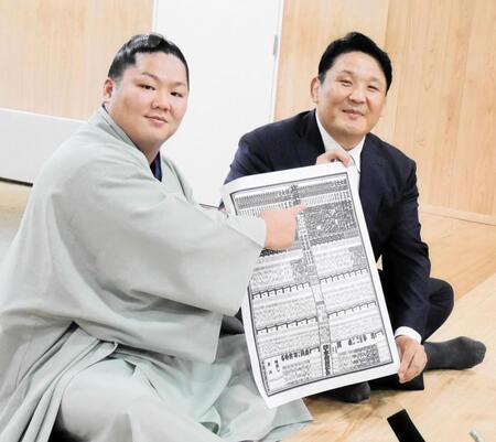 会見に臨む朝翠龍と高砂親方