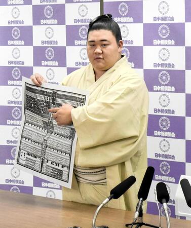 番付表のしこ名を指さす藤ノ川