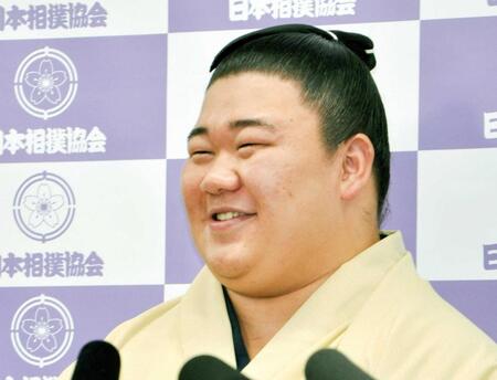 会見で笑顔を見せる藤ノ川