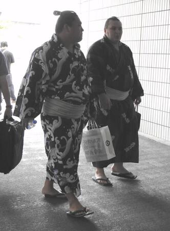 力士会後に並んで歩く若隆景（左）と安青錦