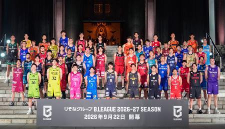 　Ｂリーグの新シーズンに向けたイベントで集合写真に納まる選手たち＝１日、東京都内