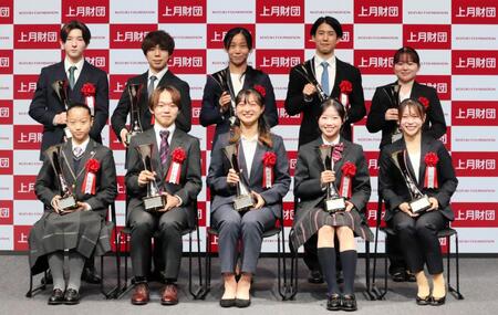 「上月スポーツ賞」を受賞した（前列左から）南埜佑芽、鍵山優真、坂本花織さん、中井亜美、杉原愛子、（後列左から）中田璃士、佐藤駿、高木美帆、堀島行真、田中沙季