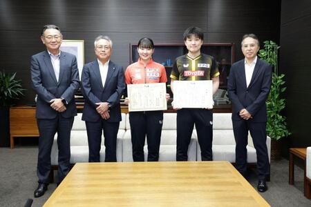 「ＷＴＴチャンピオンズ横浜２０２６」で兄姉優勝を飾り中継局のテレビ東京から表彰される張本美和（中央）と張本智和（右から２番目）