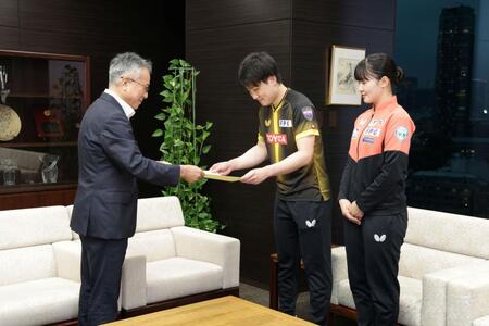 「「ＷＴＴチャンピオンズ横浜２０２６」で優勝を飾り中継局のテレビ東京の吉次社長から表彰される張本智和と張本美和