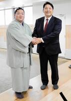 新入幕会見に臨む朝翠龍と高砂親方