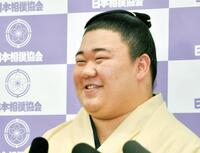会見で笑顔を見せる藤ノ川