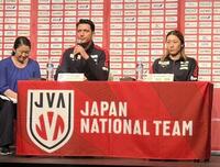 アジア選手権から帰国したフェルハト・アクバシュ監督（中央）、主将・石川真佑（右）
