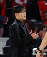バスケットボール男子・日本対カタール戦で国歌斉唱したＣＨＥＭＩＳＴＲＹの堂珍嘉邦（撮影・吉澤敬太）