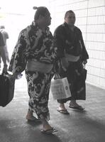 力士会後に並んで歩く若隆景（左）と安青錦