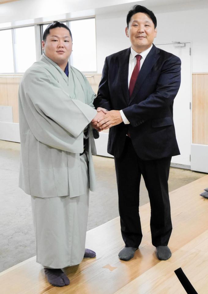 新入幕会見に臨む朝翠龍と高砂親方