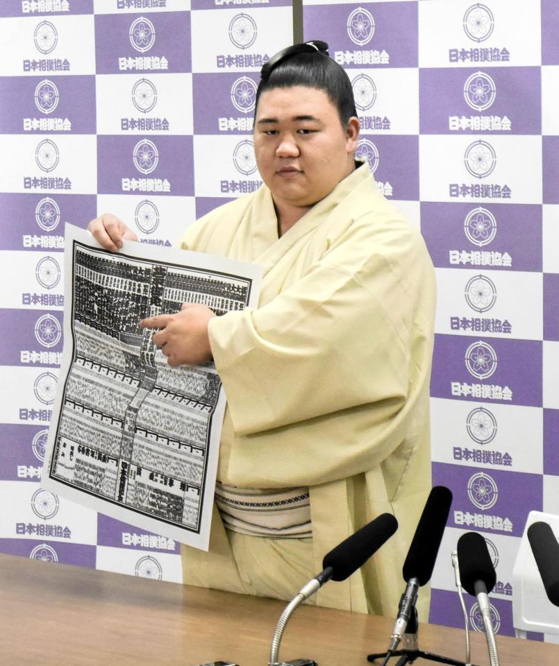 番付表のしこ名を指さす藤ノ川