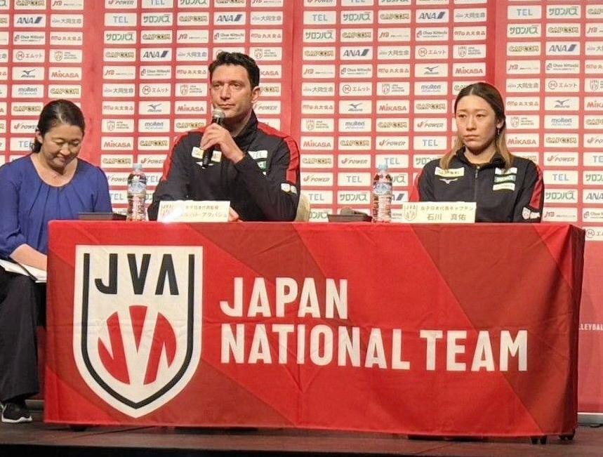 アジア選手権から帰国したフェルハト・アクバシュ監督（中央）、主将・石川真佑（右）
