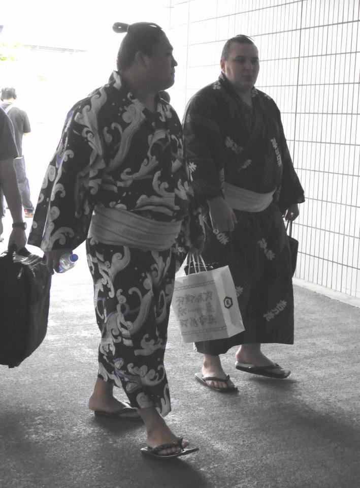 力士会後に並んで歩く若隆景（左）と安青錦