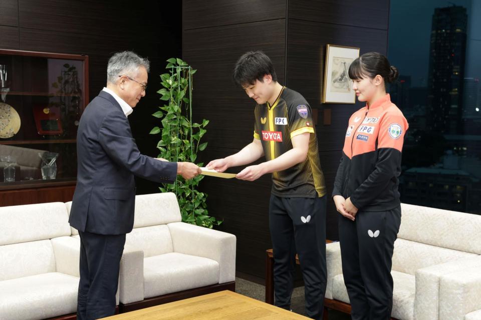 「「ＷＴＴチャンピオンズ横浜２０２６」で優勝を飾り中継局のテレビ東京の吉次社長から表彰される張本智和と張本美和