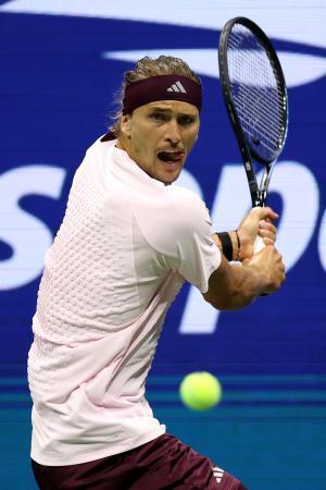 　男子シングルス１回戦でプレーするアレクサンダー・ズベレフ＝ニューヨーク（ゲッティ＝共同）