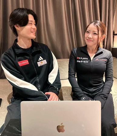 　オンライン取材に応じたアイスダンスの紀平梨花（右）、西山真瑚組＝２日