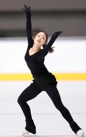 　公式練習で調整する島田麻央