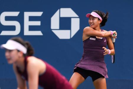 　女子ダブルス１回戦でプレーする内島萌夏（右）、王欣瑜組＝ニューヨーク（ＵＳＴＡ／ゲッティ＝共同）