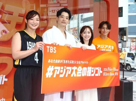 ポーズをとる（左から）角田夏実氏、入江陵介氏、石川佳純氏、齋藤慎太郎アナウンサー（撮影・石井剣太郎）