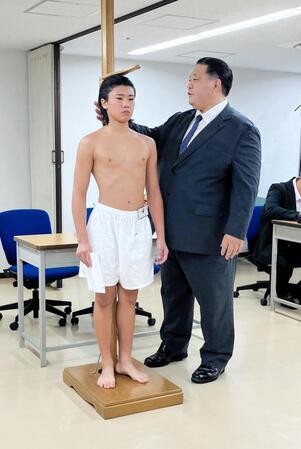 新弟子検査を受検した新道帝憲（左）