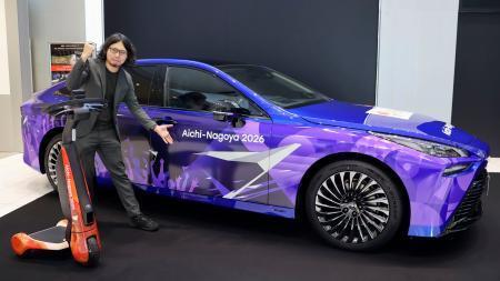 　トヨタ自動車が愛知・名古屋アジア大会とアジアパラ大会に提供する燃料電池車「ミライ」のラッピング車と三輪の小型モビリティー＝８月、愛知県豊田市