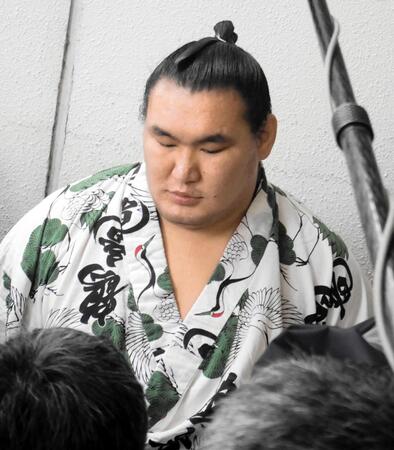 稽古総見を終え、取材に応じる豊昇龍