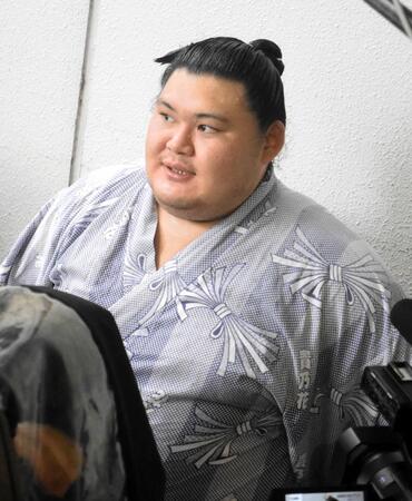 稽古総見を終え、取材に応じる大の里