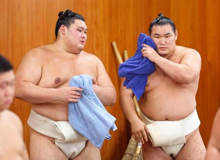 稽古総見に参加した大の里（左）と豊昇龍（代表撮影）