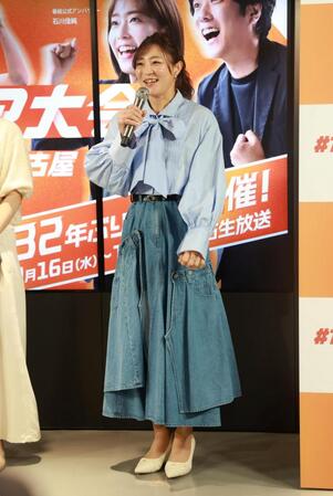 あいさつする角田夏実氏（撮影・石井剣太郎）