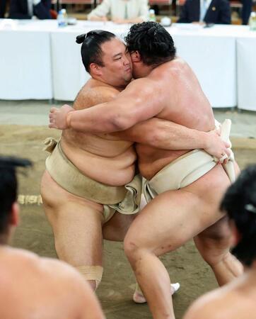 稽古総見で汗を流す朝乃山（左）＝代表撮影