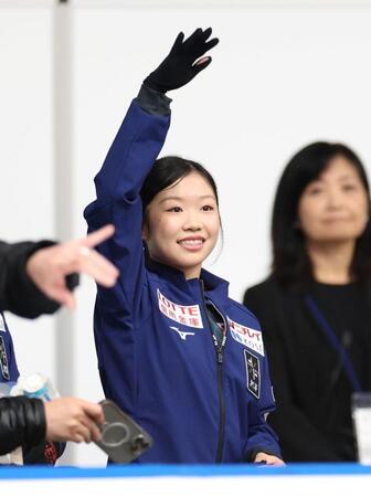 練習前、客席の関係者に手を振る中井亜美（撮影・伊藤笙子）