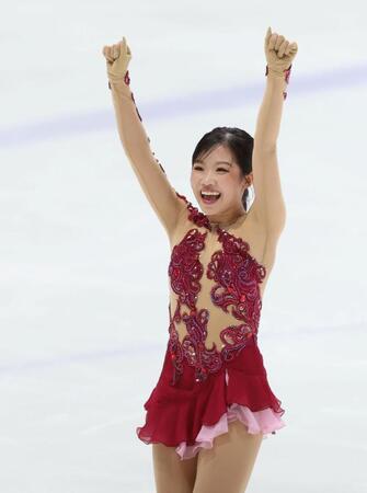 女子ＳＰの演技を終え、ガッツポーズをする中井亜美（撮影・伊藤笙子）