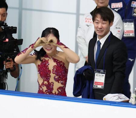 女子ＳＰの演技を終え、スタンドにいる関係者を探す中井亜美（左）＝撮影・伊藤笙子